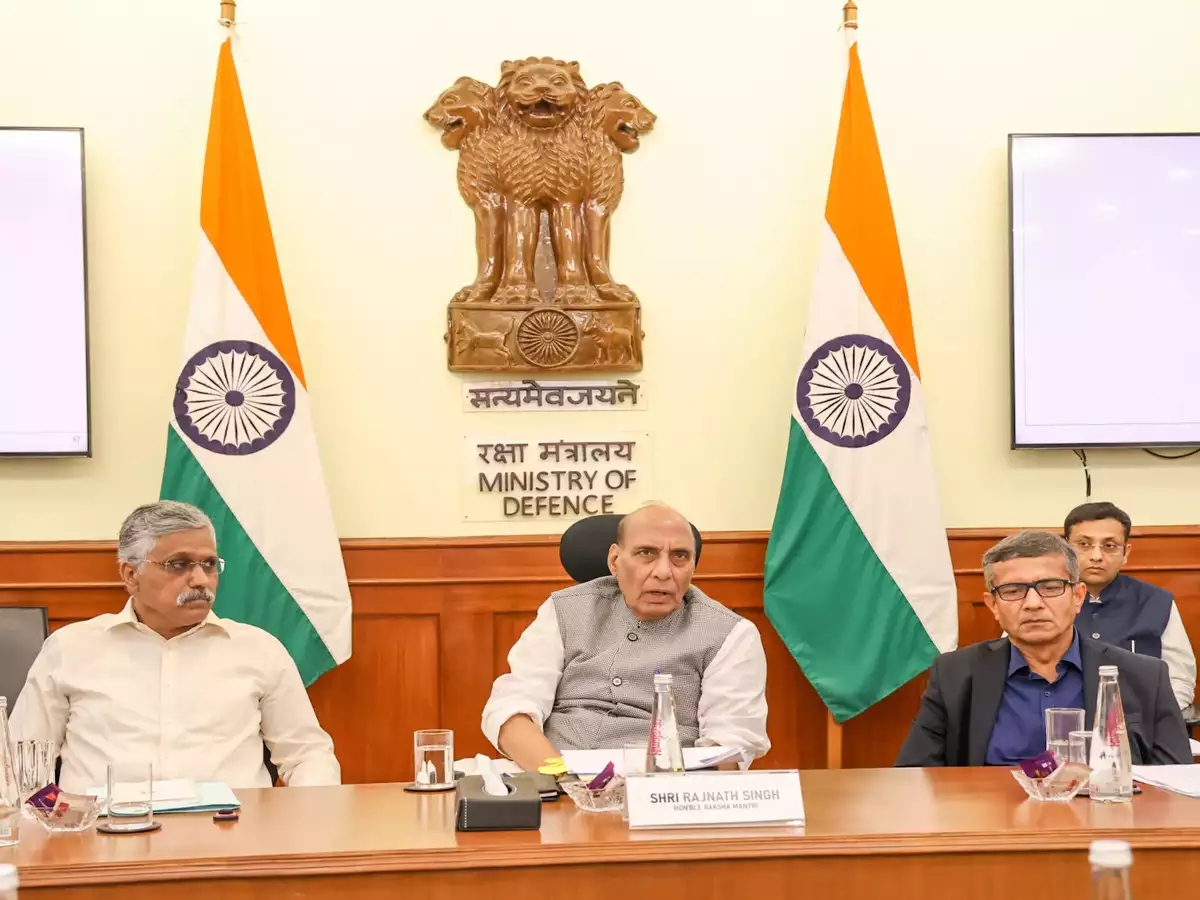 Defense PSUs contributes dividend cheque worth Rs 1,620 crore to govt