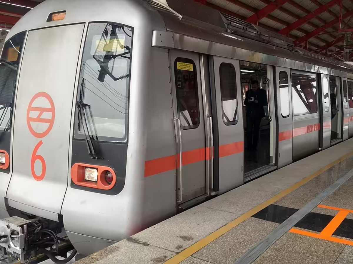 Delhi Metro Red Line Commuters Face Frequency Issues Despite 8-Coach Trains