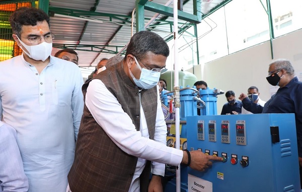 Dharmendra Pradhan inaugurates PSA based Oxygen Generating Plant and Booster Unit set up by IGL