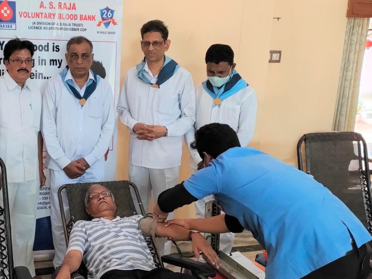 Sri Satya Sai Seva Samit organises voluntary blood donation camp; Director Projects, RINL, donates blood