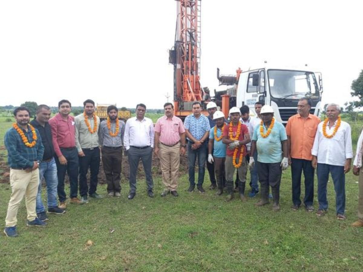 Director (Technical/ES), CMPDI visits Singhpur Exploration camp
