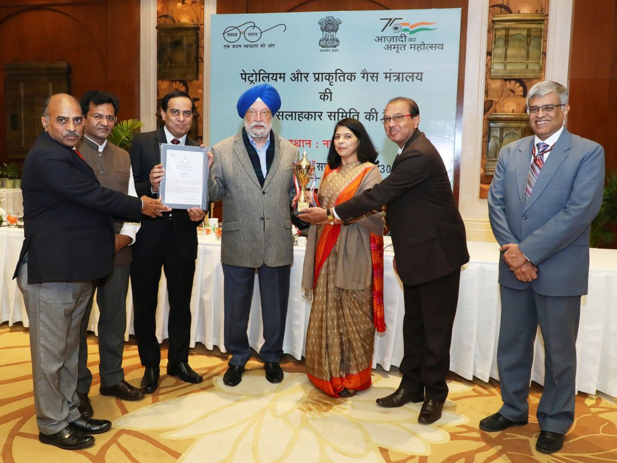 EIL conferred with Rajbhasha Award by MoP&NG