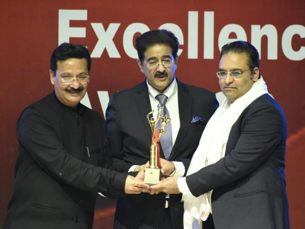 Gaurav Anand, Manager (PR), PFC bestowed with National Rising Star Communicators Award