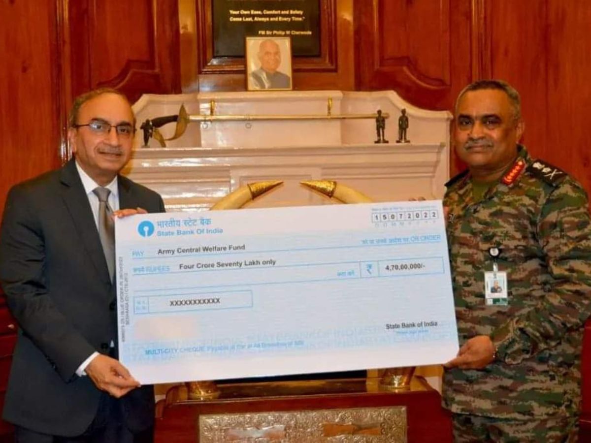 SBI Chairman handed over first tranche of Rs 4.7 Cr to General Manoj Pande, COAS