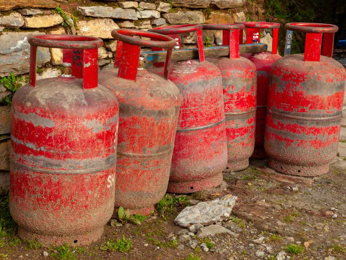 Government reduces LPG prices by Rs 100