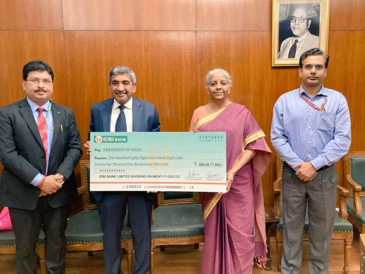IDBI presents dividend cheque of Rs 488 cr to Finance Minister