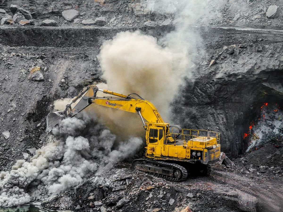 Govt Sets 2025 Deadline to Control Surface Fires at 27 Jharia Coal Mines