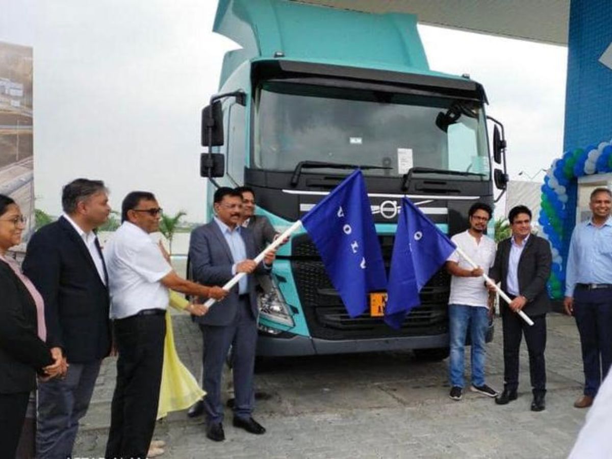 GAIL, ED Flagged LNG fuelled truck from B- LNG terminal in Nagpur