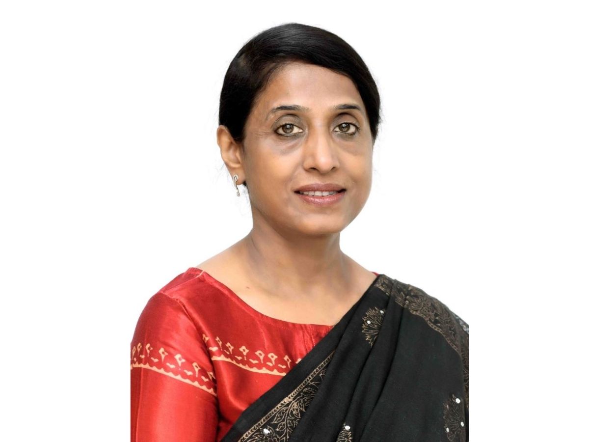 Usha Singh, Director (HR), MOIL facilitated with National Women Achievers Award