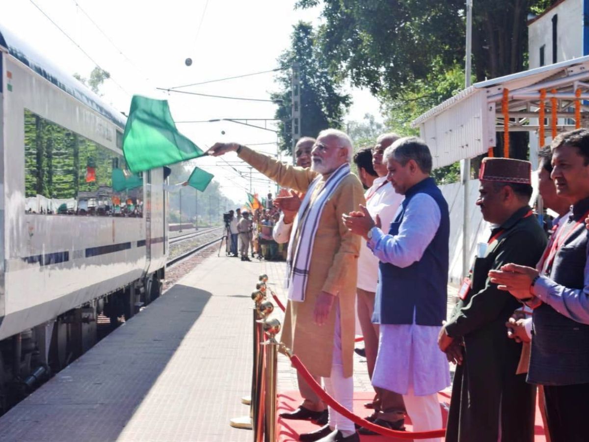 प्रधानमंत्री ने बल्क ड्रग पार्क का शिलान्यास और आईआईआईटी का उदघाटन किया, वंदे भारत एक्सप्रेस को हरी झंडी दिखाई