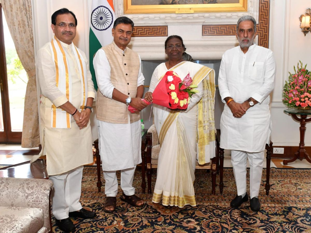 Power Minister calls upon the President of India