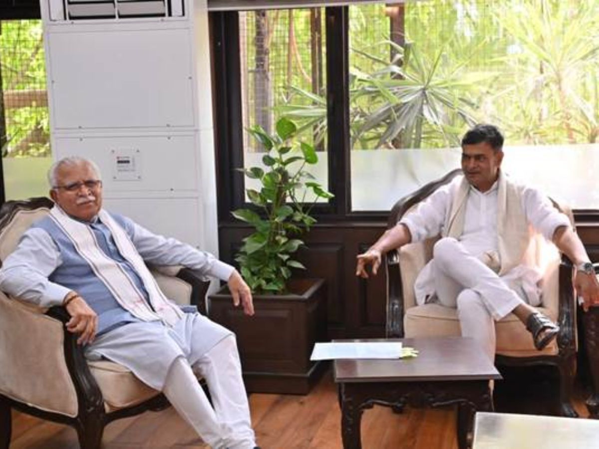 Power Minister R K Singh met Haryana CM; Discussed measures required to ensure uninterrupted power supply