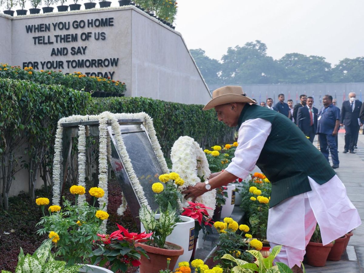 Defence Minister Rajnath Singh Pays Tribute to Fallen Heroes on Police Commemoration Day