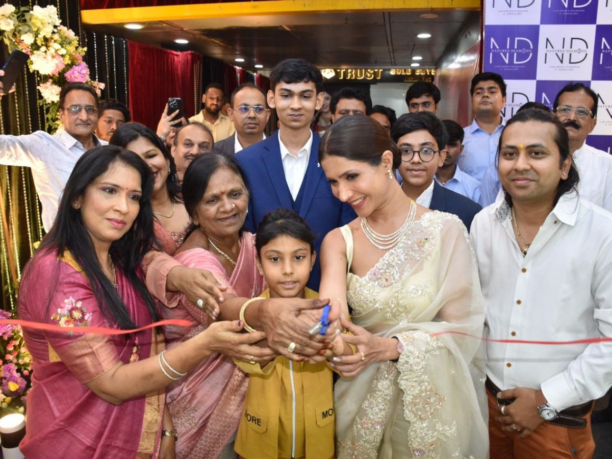 Richa Sharma launches exclusive showroom of Nature's Diamond in Kolkata