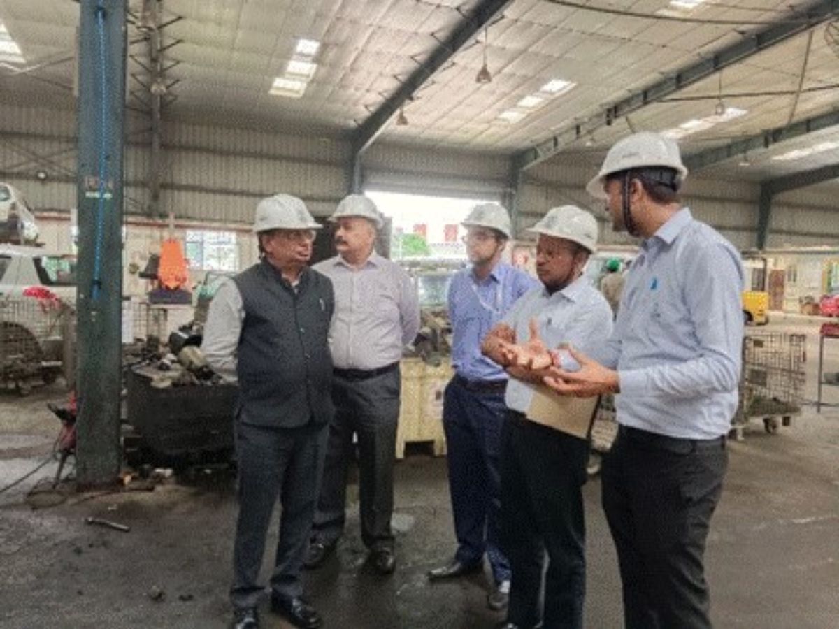 Secretary, Steel Ministry along with CMD, MSTC inspects vehicle scrapping facility of MMRPL