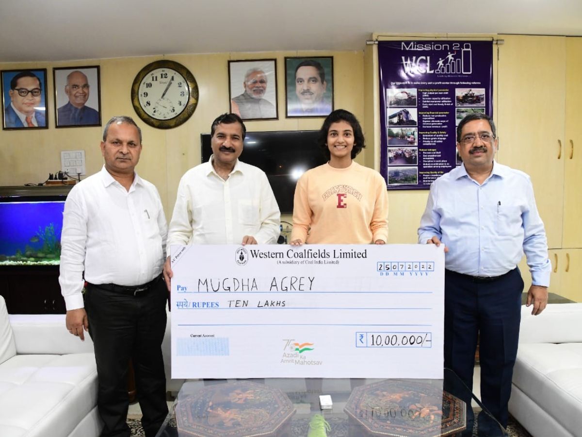WCL's financial assistance of Rs 10 lakh to international badminton player Kumari Mugdha Agrey