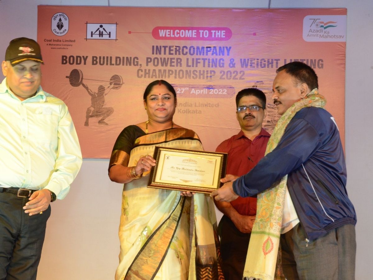 Weightlifter Padma Shree Smt. Karnam Malleswari Gives Away top award at CIL Inter-Company Championship