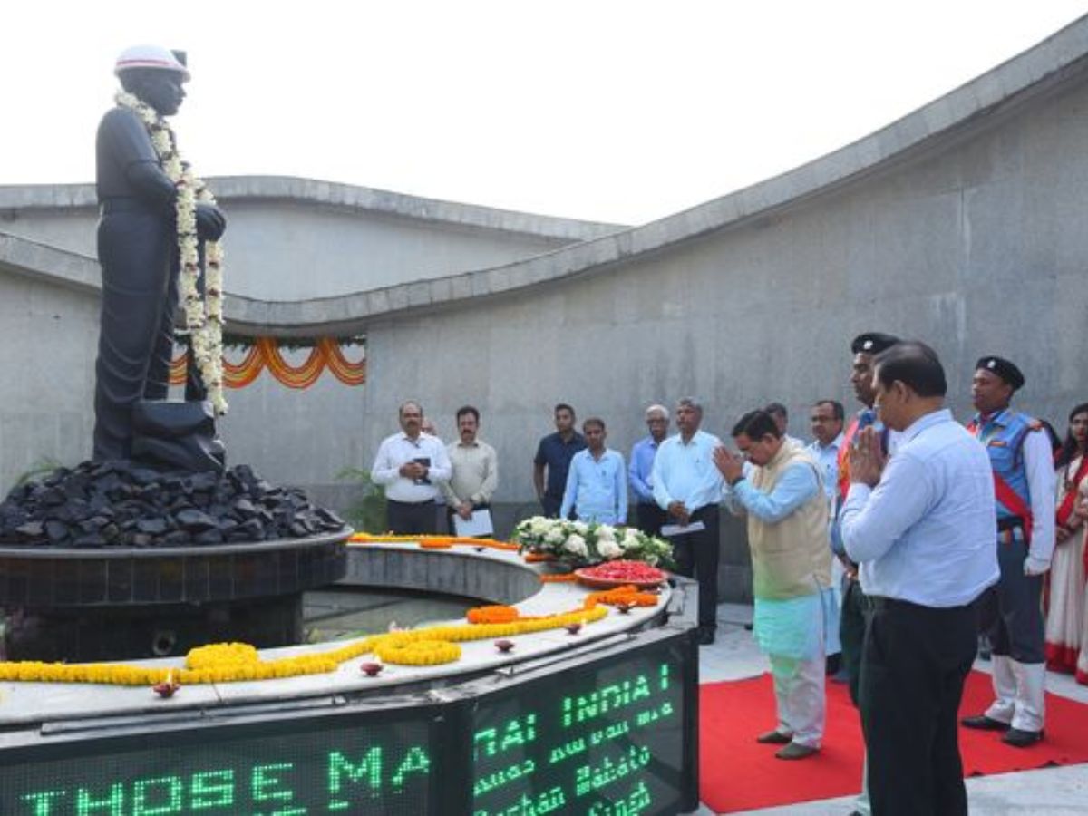 Coal Minister Pralhad Joshi paid floral tributes at Martyrs Memorial, CIL Hq