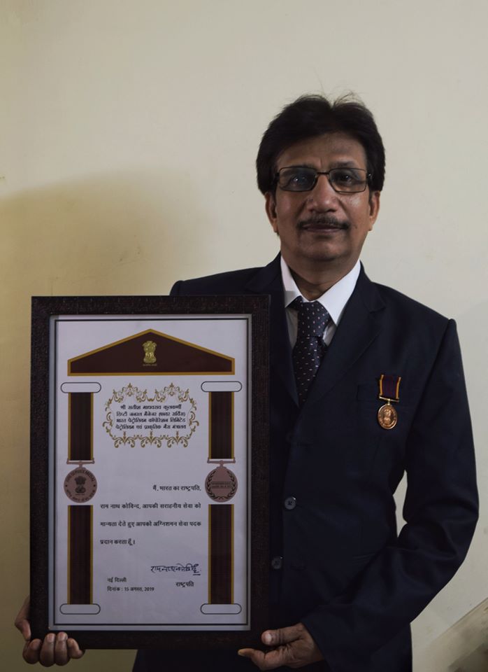 Shri Satish Kulkarni GM HSSE Corporate Received Certificate
