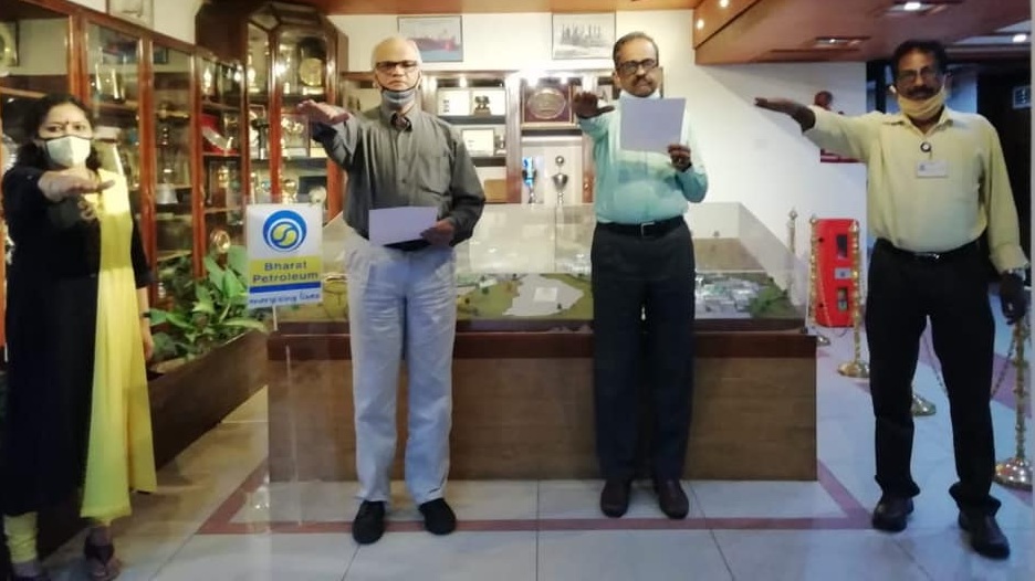 Shri Murali Madhavan Executive Director takes the COVID 19 awareness pledge at BPCL