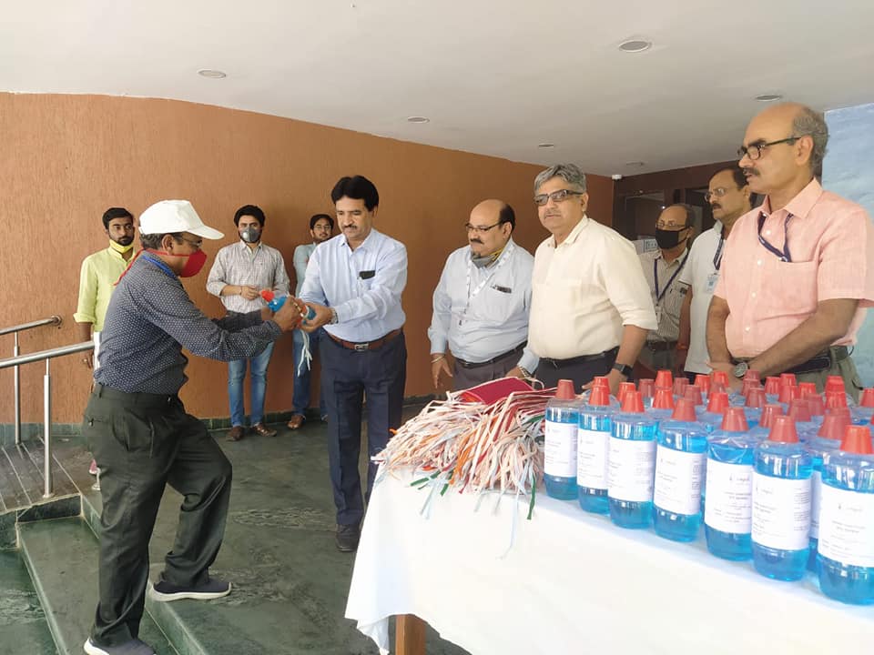 CMPDI distributes masks and sanitizer to workers