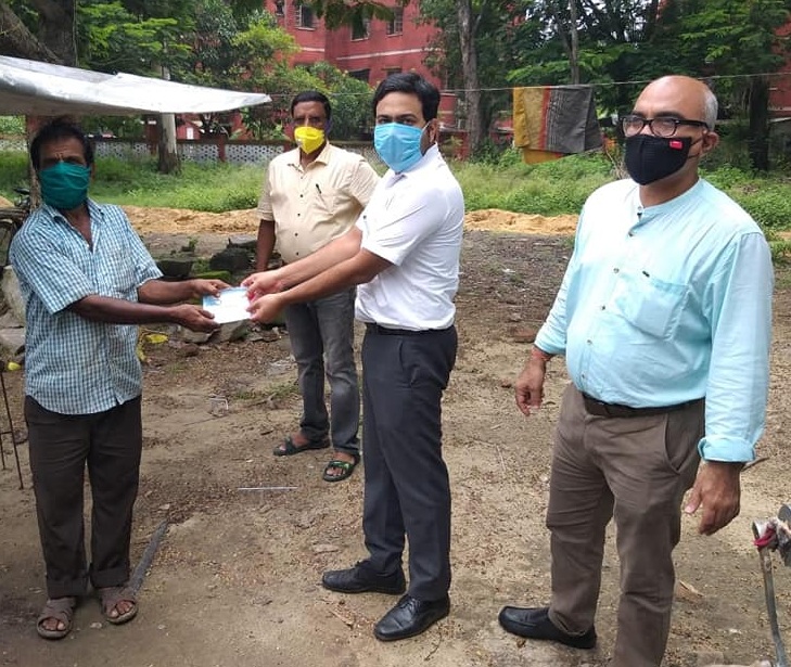 Shri Rajiv Kumar Sinha regional director CMPDI distribution of high-quality face mask