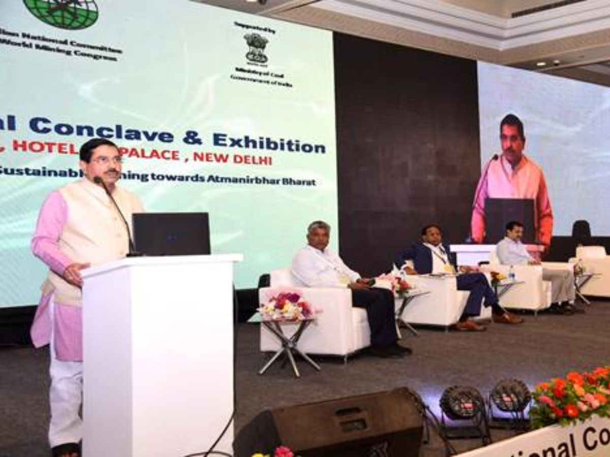 Pralhad Joshi calls upon PSUs to compete with Private Sector in Coal Mine Auction & Production