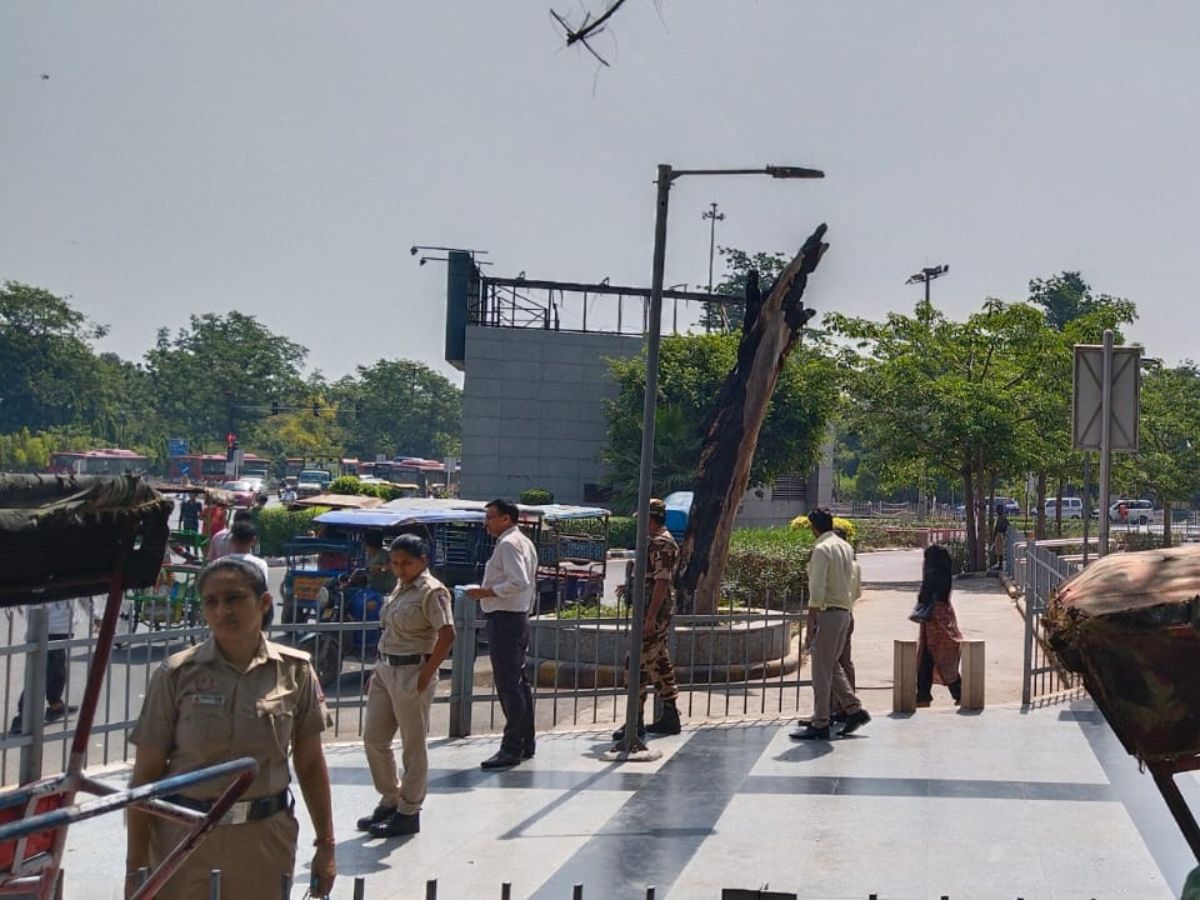 Delhi Metro undertakes Special Drive at Metro Stations to clear Encroachments
