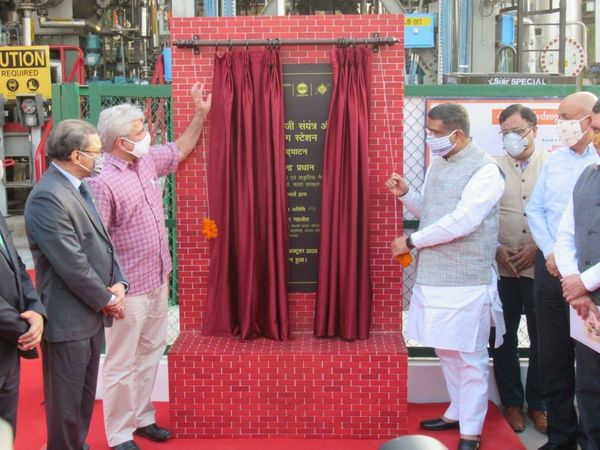 Shri Dharmendra Pradhan inaugurates a commercial HCNG production plant and dispensing station in Delhi 
