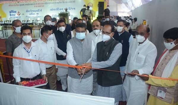 Dharmendra Pradhan along with CM of Madhya Pradesh inaugurates 200 Oxygen Beded Temporary COVID Hospital and Vaccination Campaign