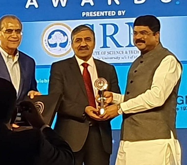 Shri B C Tripathi CMD GAIL honoured as the best CEO award