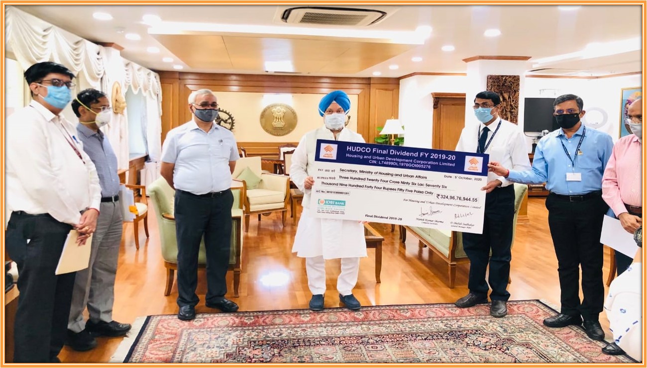 Shri Hardeep Singh Puri presentes the final dividend cheque of Rs.428.68 crore for the year 2019-20