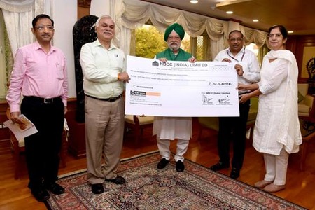 NBCC & HSCL hands over dividend cheques to the Minister of Housing and Urban Affairs