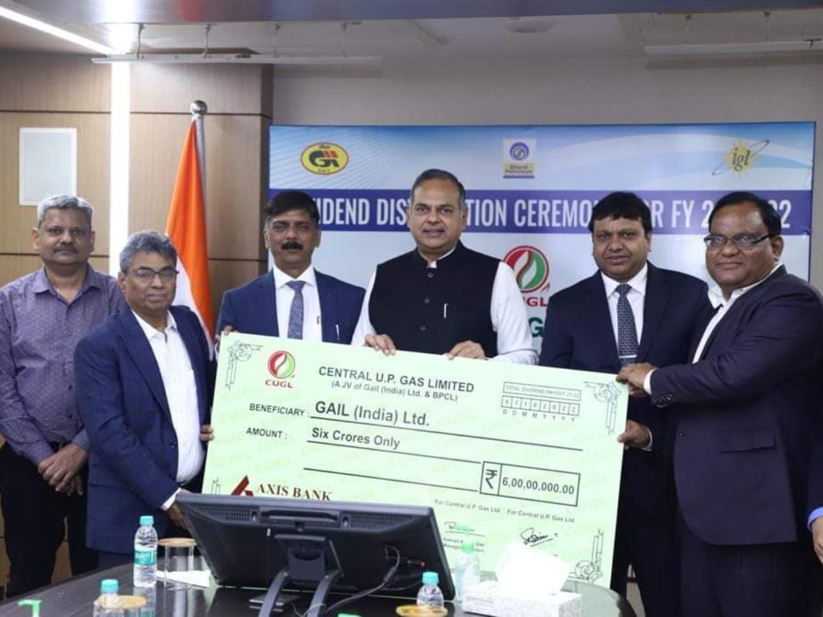 R K Das, MD of CUGL hand over dividend for FY 22 to GAIL CMD