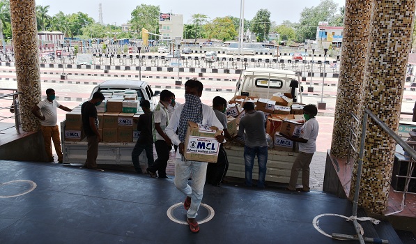 MCL delivers 2nd lot of 1600 food packets to railways