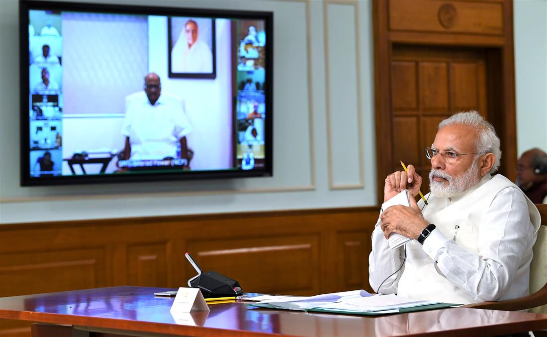 Shri Narendra Modi interacts with the leaders