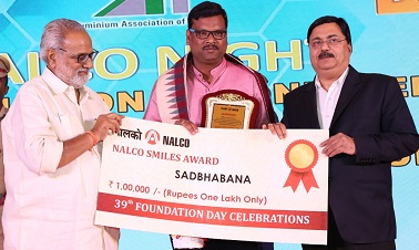 Governor Ganeshi Lal gives away NALCO Smiles Award