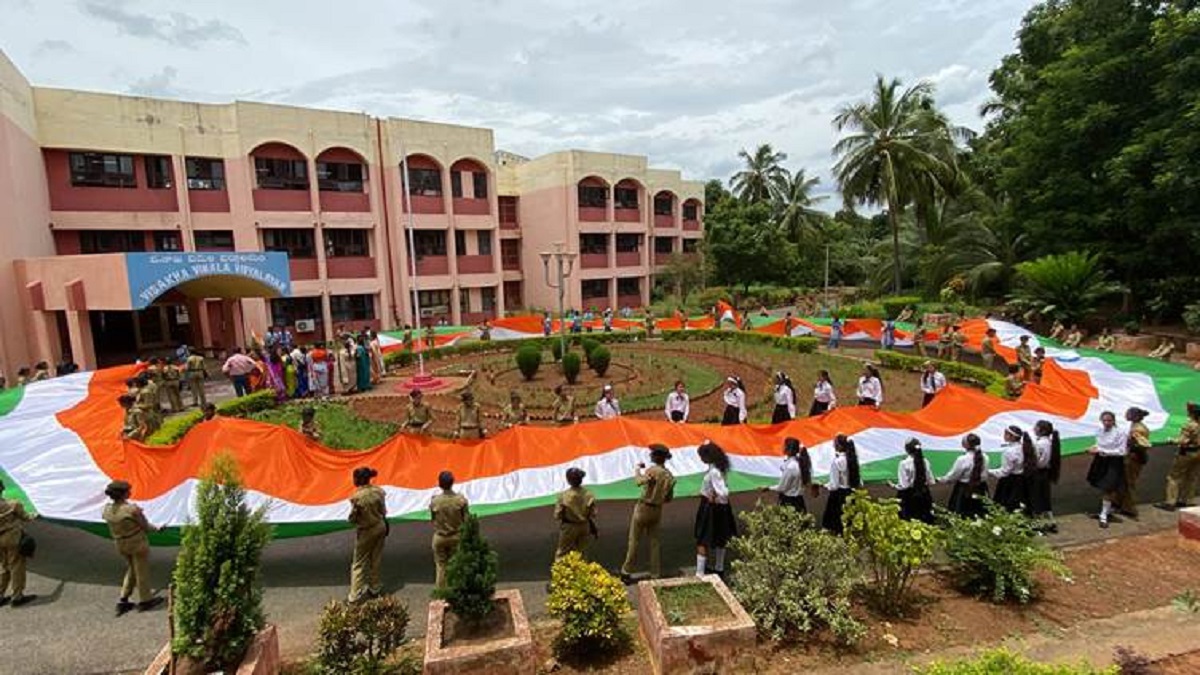 2000 students took out massive rally with 300 feet long National flag in RINL Ukkunagaram