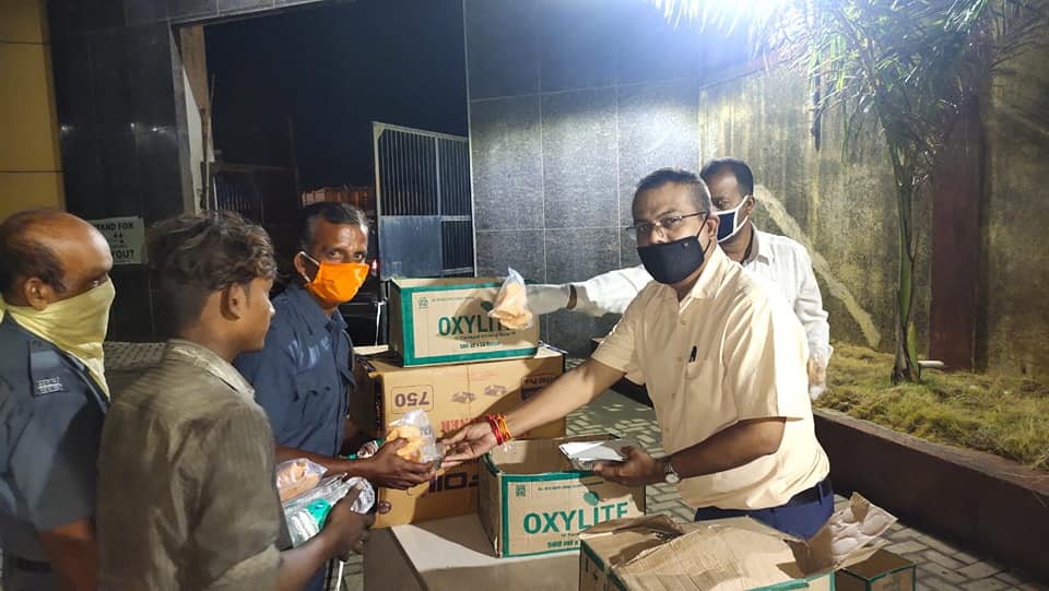 NBCFDC distributed food packets to homeless migrants labour 