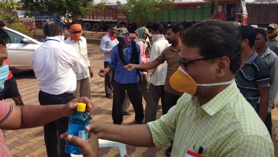 RCF distributes face masks and sanitizers to labours 