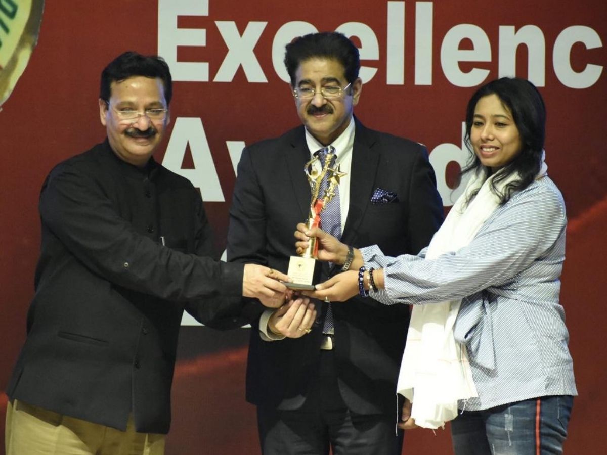 Priyanka Bhuyan, Manager (CC), NTPC, Raipur felicitated with National Icon Award for Communicators