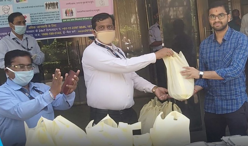 SBI Varanasi team came forward to help the needy
