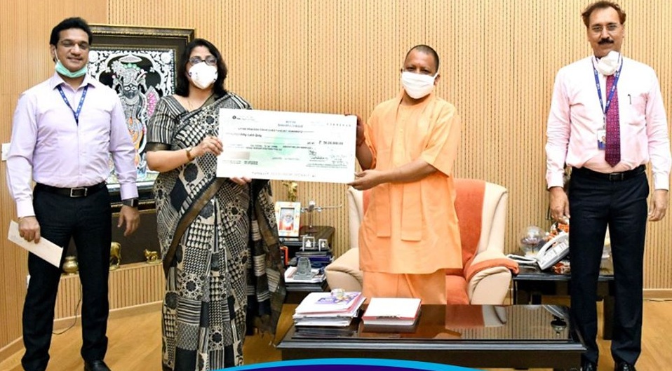 Smt Saloni Narayan handed over a cheque of rs 50 lakhs  to CM