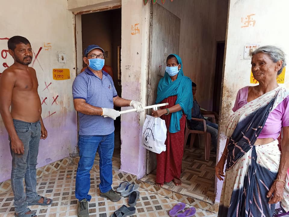SECL Gevra area distributes food packets among the poor and needy people