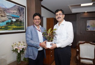 NHPC CMD Shri Bhupender Gupta ontmoet hoge functionarissen van het ministerie van Energie in New Delhi