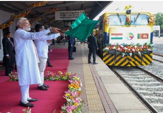 PM Modi ynaugurearret Yndia-assistearre spoarline yn Colombo mei RITES levere lokomotyf