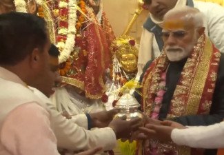 'El Primer Ministro Modi en Uttarakhand' hoy: realizó una puja en Mukhwa, realizó una caminata de bandera y una manifestación en bicicleta, dirigió una función pública