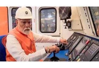 El primer ministro Modi inaugura la planta de locomotoras en Dahod y da el puntapié inicial a la primera locomotora eléctrica de la planta.