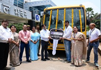 MOIL CSR এর অধীনে তেজস্বিনী বিদ্যালয় ও জুনিয়র কলেজ, কোরাডিকে 42 আসনের বাস দান করেছে