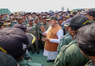 El primer ministro Narendra Modi interactúa con guerreros aéreos y soldados en la Estación de la Fuerza Aérea de Adampur.